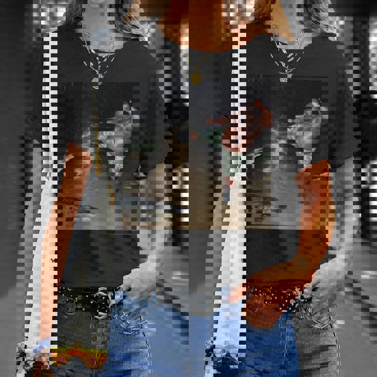 ワニを蹴る男 Tシャツ 彼女への贈り物