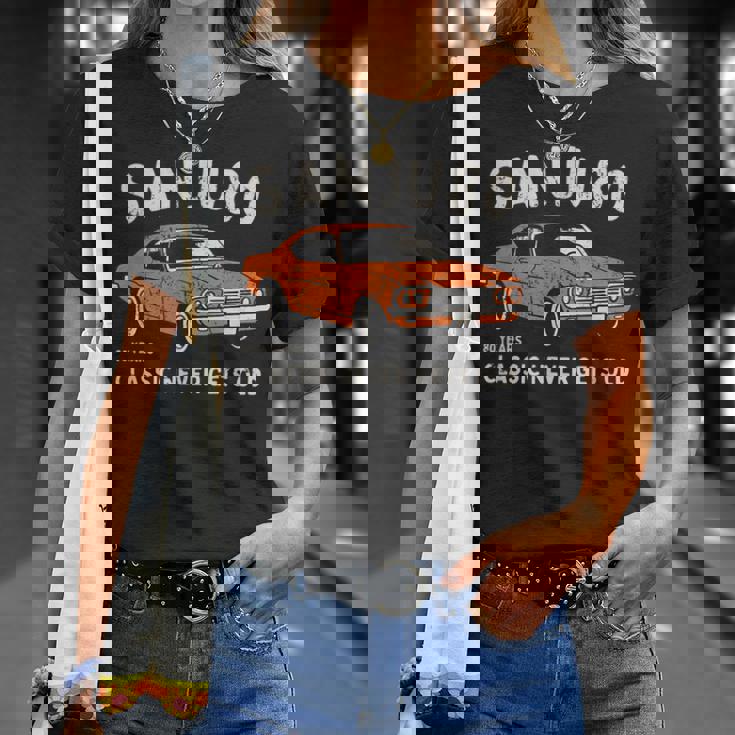 傘寿祝い 車好き お父さん 男性 クラシックカー 80歳 Classic Never Gets Old Tシャツ 彼女への贈り物