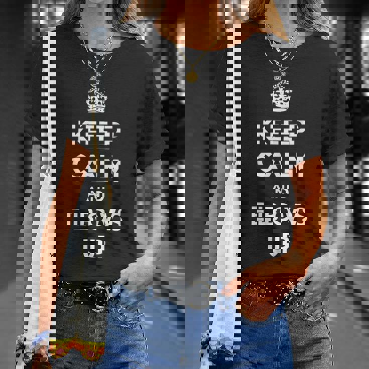 冷静さを保ち、ひじをかいてカナディアン・プラウド・ノース・ストロング・アンド・フリーに Tシャツ 彼女への贈り物