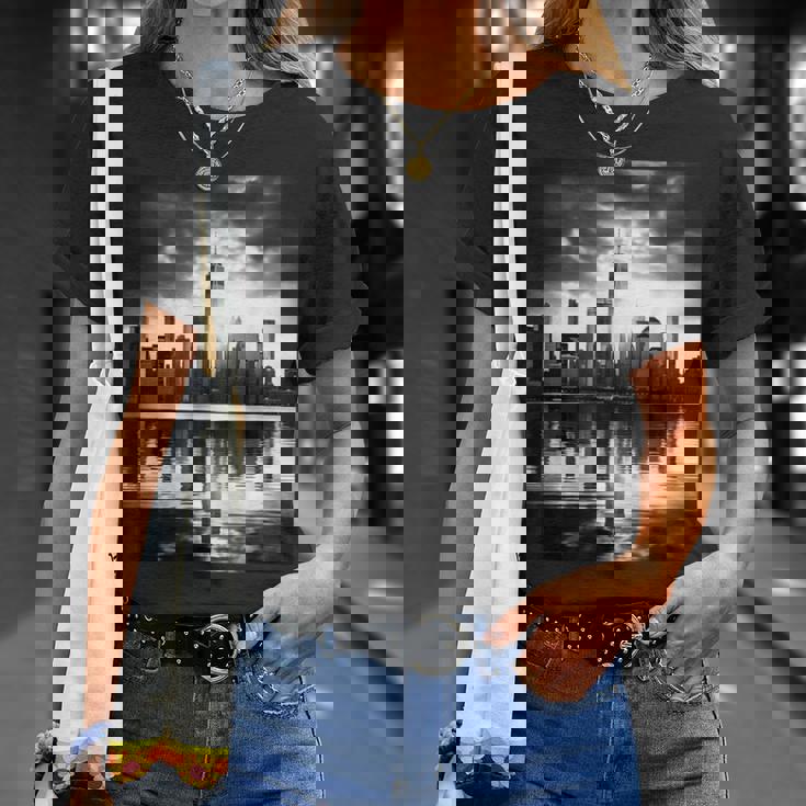 反射写真付き都市のモノクロ写真 Tシャツ 彼女への贈り物