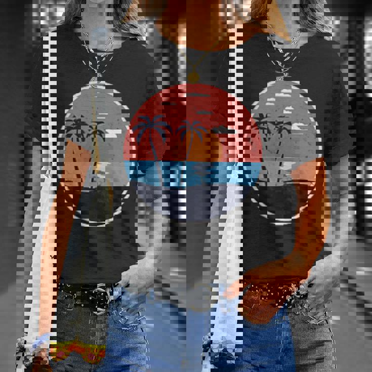 夏のビーチパームグラフィックポケットパッチバッジアイコンミニマリスト。 Tシャツ 彼女への贈り物