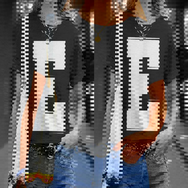 大文字 E アルファベット モノグラム イニシャル Tシャツ 彼女への贈り物