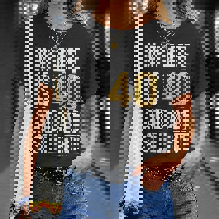 妻 40歳 誕生日プレゼント 妻は40歳でまだ暑い Tシャツ 彼女への贈り物