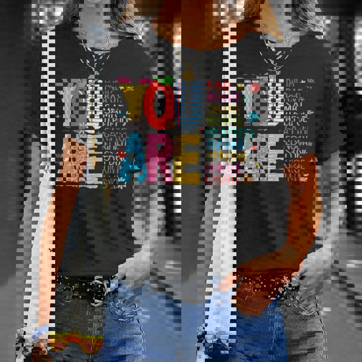 学校の初日に、あなたは素敵で、勇敢で、インスピレーションを与える先生です。 Tシャツ 彼女への贈り物