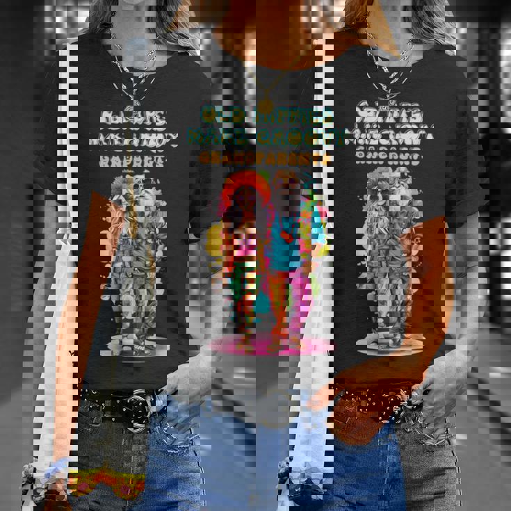 年老いたヒッピーがグルーヴィーな祖父母を作る Tシャツ 彼女への贈り物