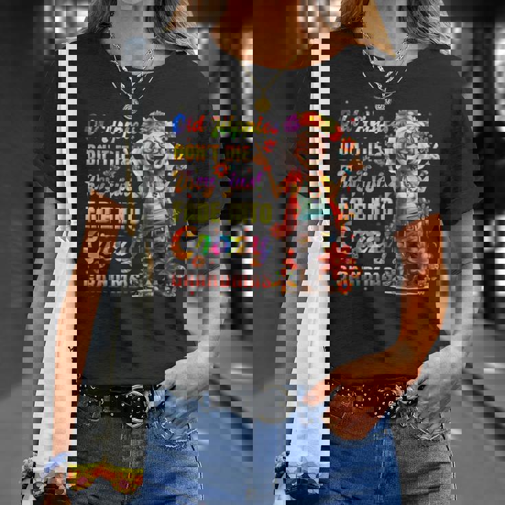 年老いたヒッピーは死なない、ただ狂ったおばあちゃんに消えていくだけ Tシャツ 彼女への贈り物