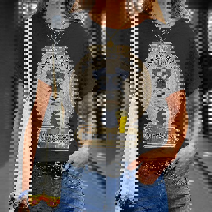 幸せはビールを持った老人にある ミニチュア・シュナウザー Tシャツ 彼女への贈り物
