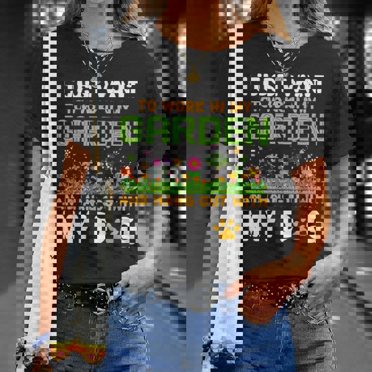 庭で働いて犬とたむろしたい Tシャツ 彼女への贈り物