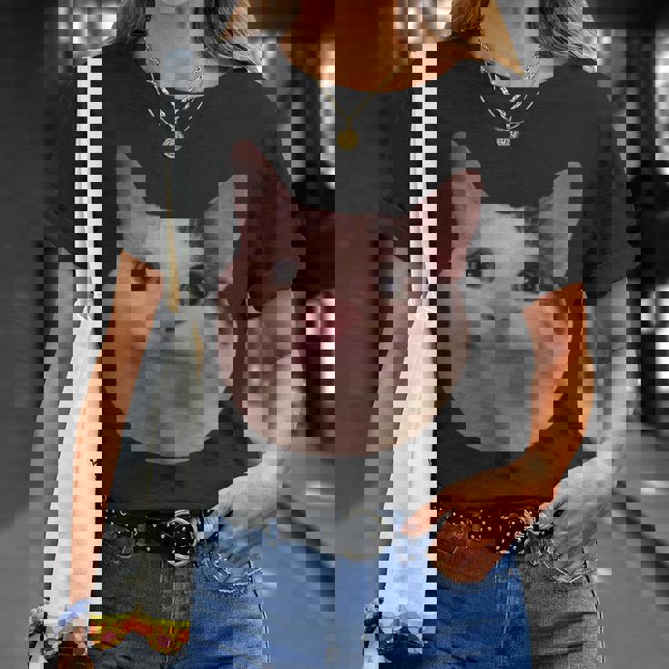 微笑む猫のミームベルーガ Tシャツ 彼女への贈り物