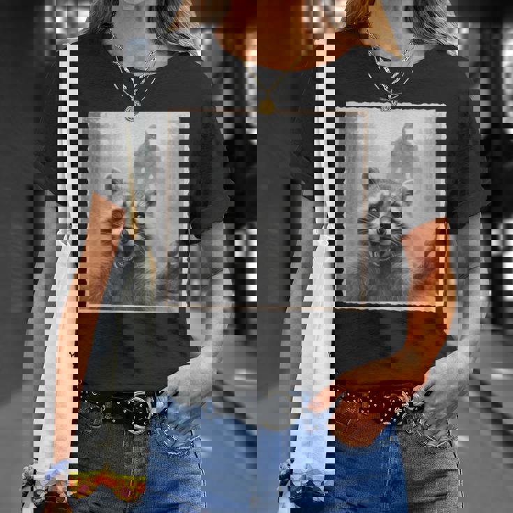 怖いアライグマのセルフィーとビッグフット&面白いサスカッチ。 Tシャツ 彼女への贈り物