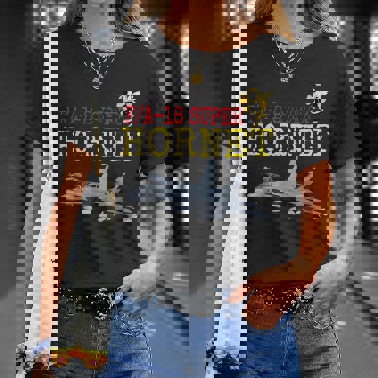 愛国的なアメリカ海軍「FA-18 スーパーホーネット」 In Action。 Tシャツ 彼女への贈り物