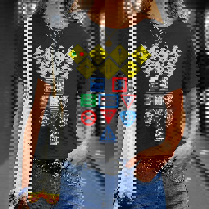 日本の道路標識、日本の交通警告シンボルグラフィック。 Tシャツ 彼女への贈り物