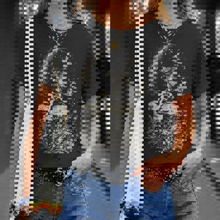 月と星の下のキノコに座る妖精 Tシャツ 彼女への贈り物