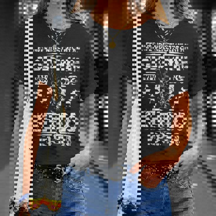 楽しみのために剣道をする老人を決して過小評価しないでください。 Tシャツ 彼女への贈り物