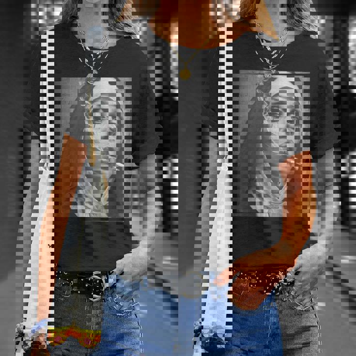 熱い修道女がタバコを吸う、反抗的な修道女 Tシャツ 彼女への贈り物