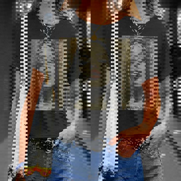 熱い尼僧がタバコを吸う、反抗的な尼僧 Tシャツ 彼女への贈り物