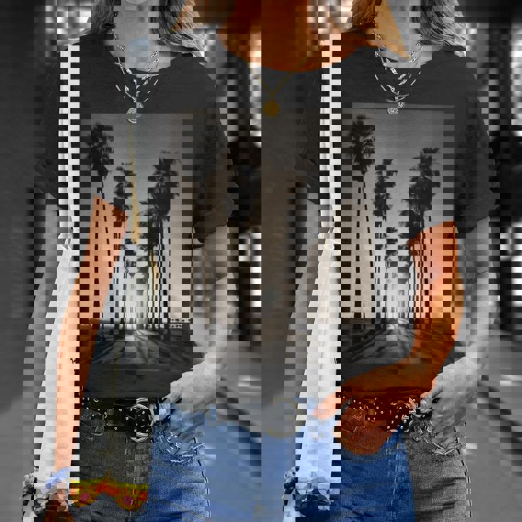 白黒写真 ヤシの木の夕日 ビンテージ写真 Tシャツ 彼女への贈り物