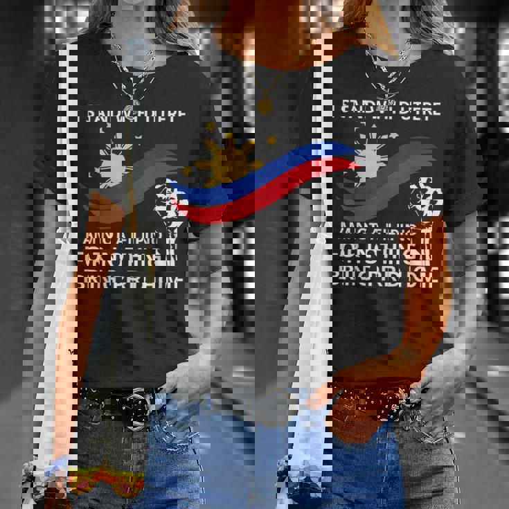 私はドゥテルテのtシャツを着て立っています。私は何の役にも立たないフィリピン人ではありません Tシャツ 彼女への贈り物