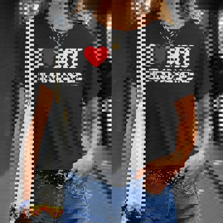 私は夫を愛しています私は夫を心から愛しています Tシャツ 彼女への贈り物