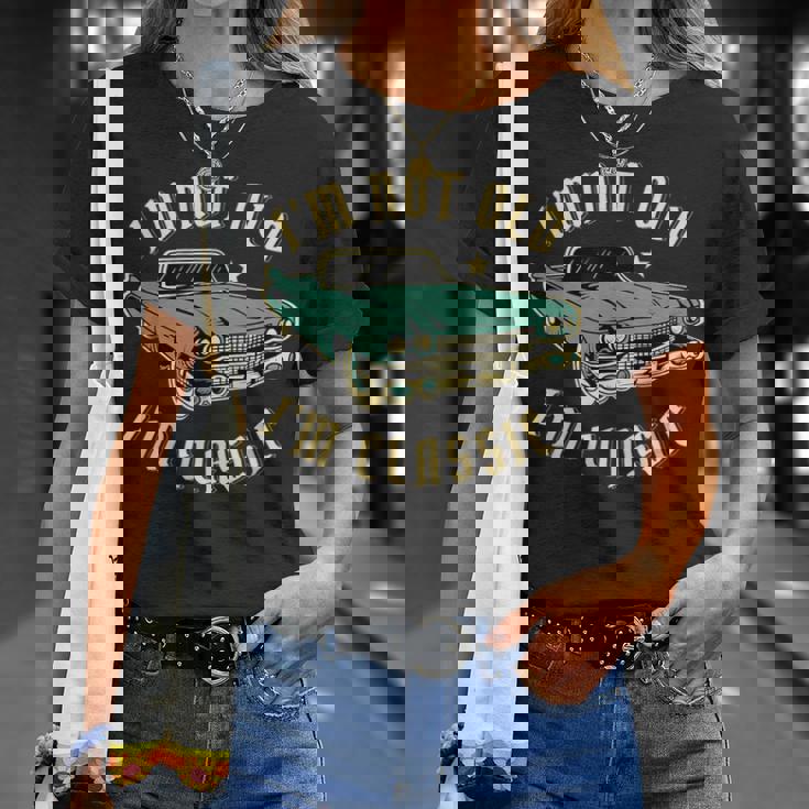 私は年をとっていない私はクラシックで面白い車のデザインです Tシャツ 彼女への贈り物