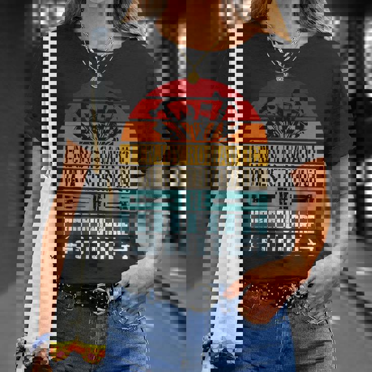 私は金物屋の男たちを長い間ロマンチックな散歩を楽しんでいます Tシャツ 彼女への贈り物