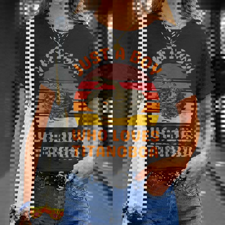 絶滅した大蛇ティタノボアを愛するただの少年 Tシャツ 彼女への贈り物