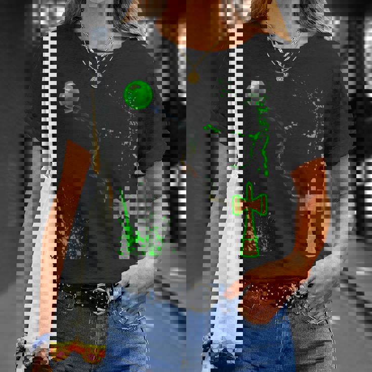 緑のスプレーの木のけん玉を渡ってガラスの球体に煙の波 Tシャツ 彼女への贈り物