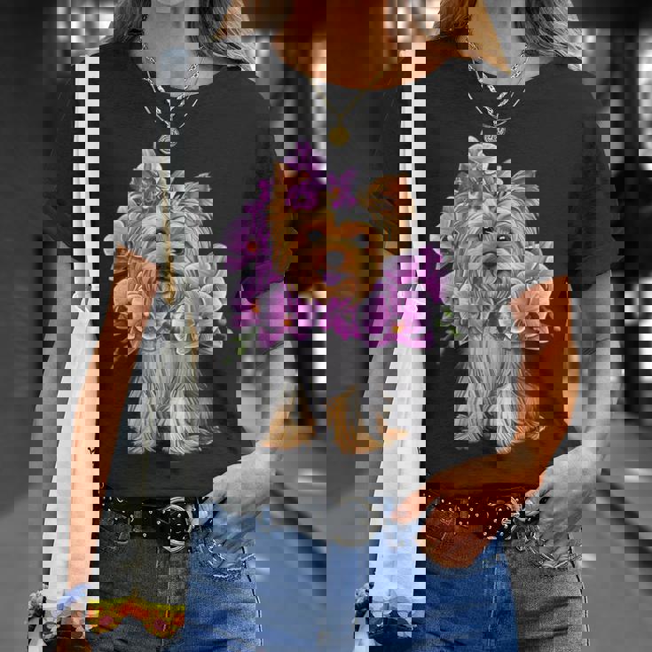 花を持つヨークシャー テリア Tシャツ 彼女への贈り物