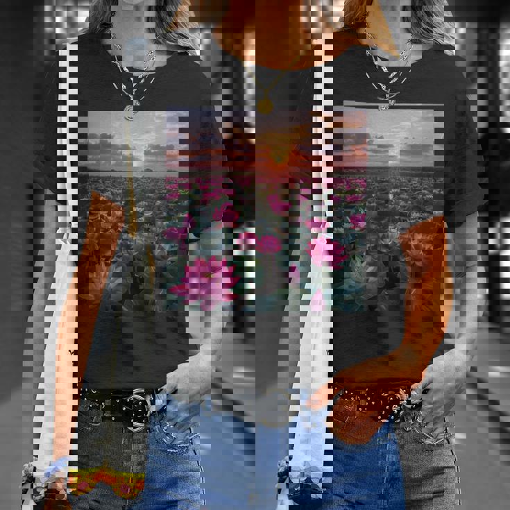 蓮の花畑 美しい夕日のグラフィック Tシャツ 彼女への贈り物