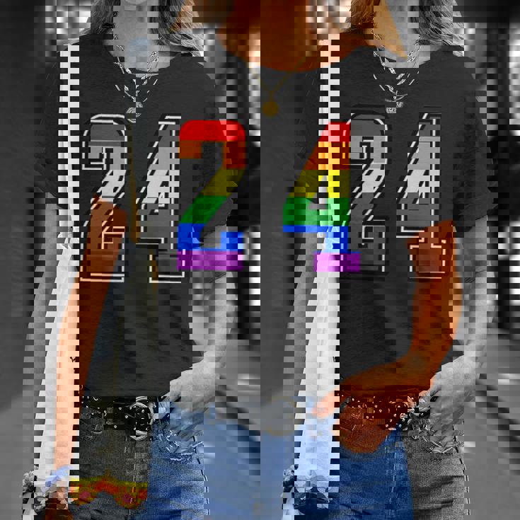 虹 24チーム短期大学スポーツレインボーカラー番号制ユニフォーム Tシャツ 彼女への贈り物