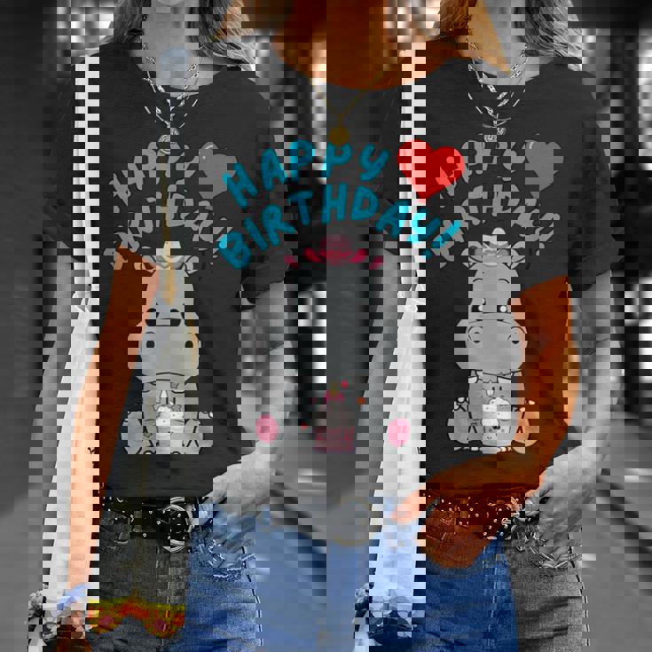 誕生日おめでとうギフト かわいいカバが彼女の誕生日を祝います Tシャツ 彼女への贈り物