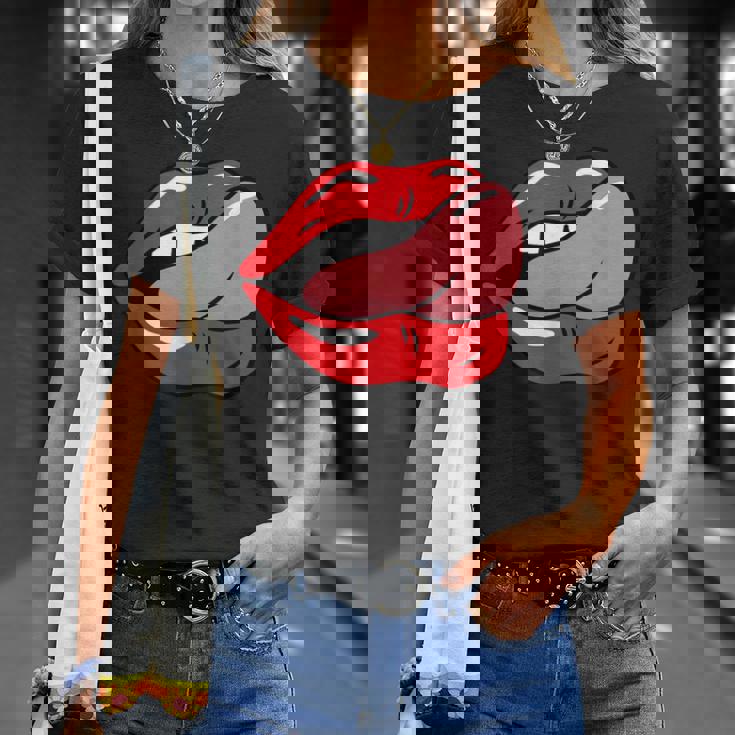 赤い唇を舐めるロックンロールグラフィック。 Tシャツ 彼女への贈り物