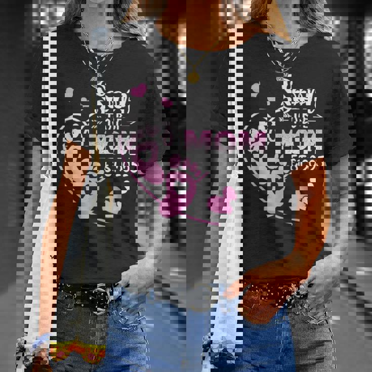 近日公開 2025Oon To Be Mom Est 2025 Tシャツ 彼女への贈り物