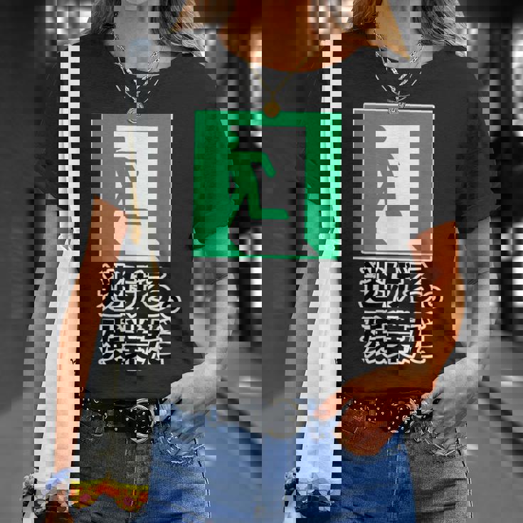 逃げろ。残業だ（非常口）イラスト（Stop！残業）【変なデザイン屋さん】 パロディ 面白い デザイン Tシャツ 彼女への贈り物