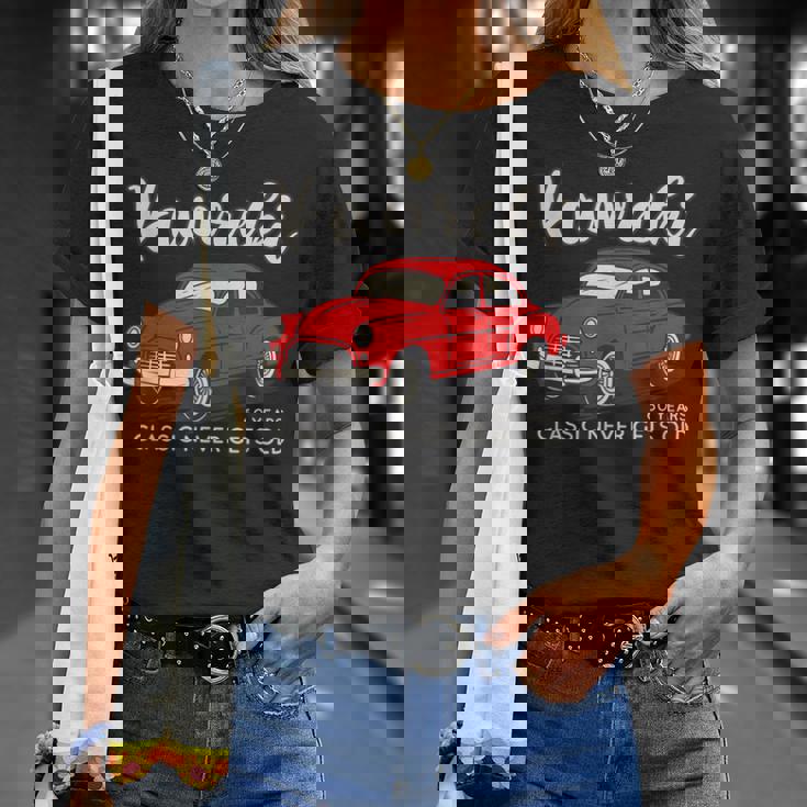 還暦祝い 車好き 父 男性 レトロ クラシックカー60歳 Classic Never Gets Old Tシャツ 彼女への贈り物