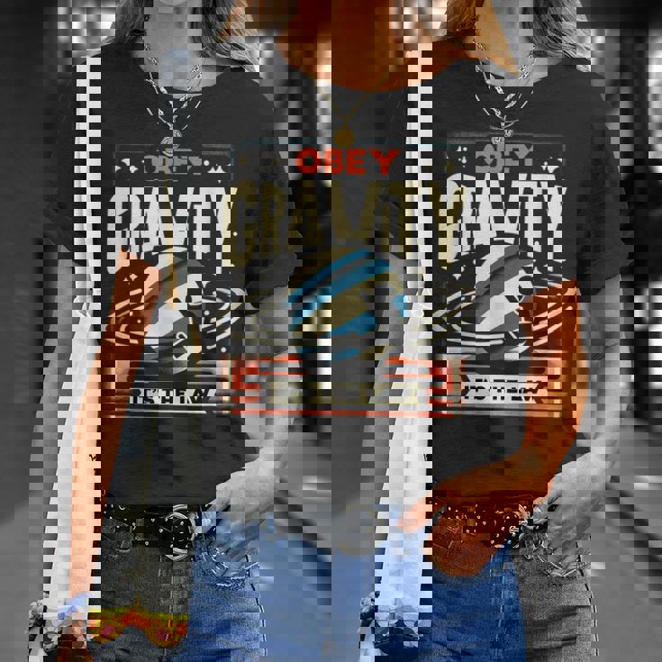 重力に従いなさい、それが法です Obey Gravity It's The Law Tシャツ 彼女への贈り物