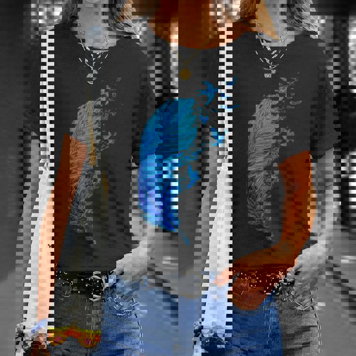 青い羽と鳥が飛んでいる青い羽 キュートでスタイリッシュ Tシャツ 彼女への贈り物