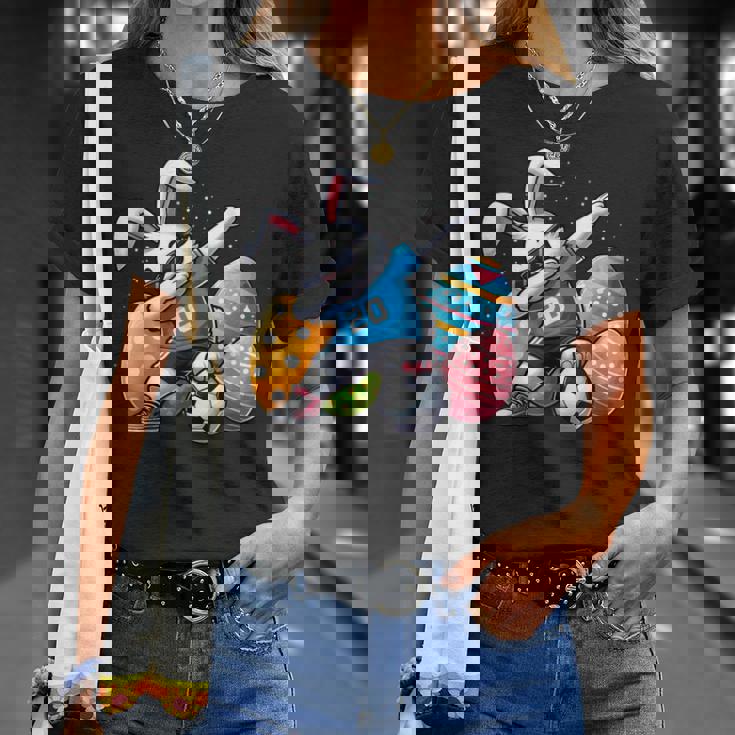 面白いイースターバニーとサッカーボールで軽くたたくイースターバニー。 Tシャツ 彼女への贈り物