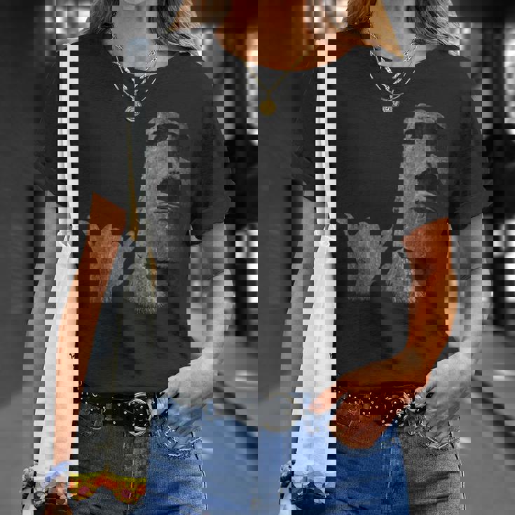 面白いイースター島のラパヌイのモアイ像 サーファーのシャカのサイン Tシャツ 彼女への贈り物