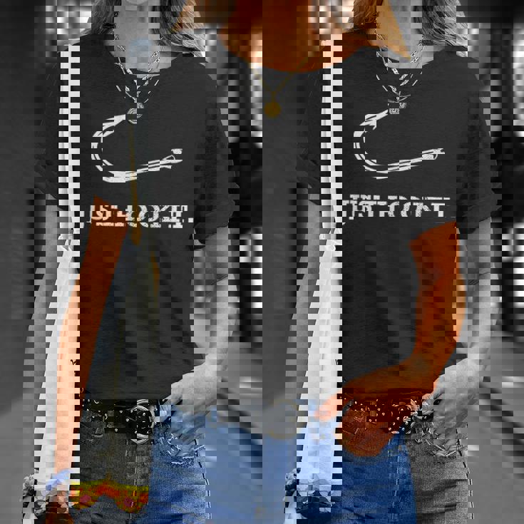 面白いジャストフックイット釣りしゃれ魚ギフトレイクボートアドベンチャー Tシャツ 彼女への贈り物