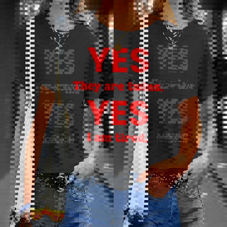 面白い双子子育てはい双子ですはい私は疲れています Tシャツ 彼女への贈り物