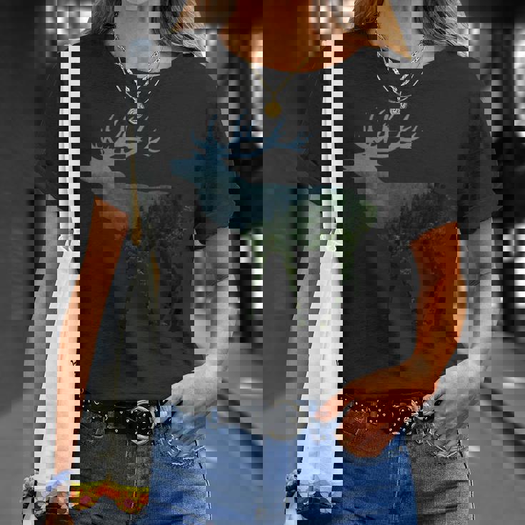 鹿と木 赤い鹿 ダム 鹿 森 木 雄鹿 Tシャツ 彼女への贈り物