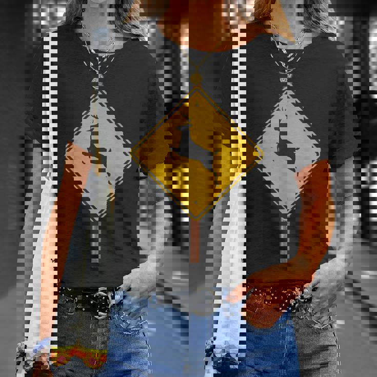 鹿を渡る道路標識コスチューム Tシャツ 彼女への贈り物