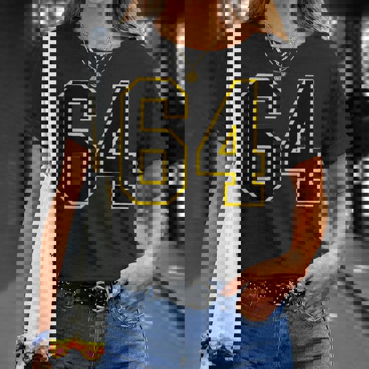 黒と黄色のカレッジスポーツスタイルの64番。 Tシャツ 彼女への贈り物