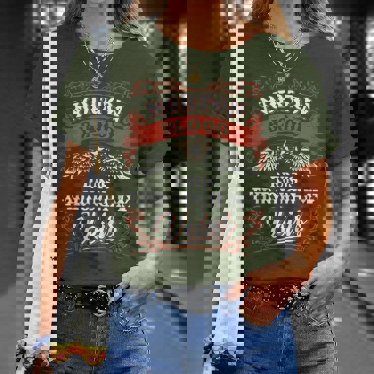 Norton Blood Run Through Myeins Family Christmas Tシャツ 彼女への贈り物