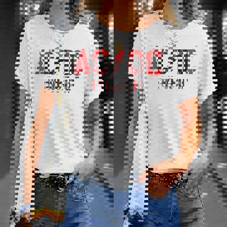 AcDcロックミュージックバンドpwrupフォトロゴ。 Tシャツ 彼女への贈り物