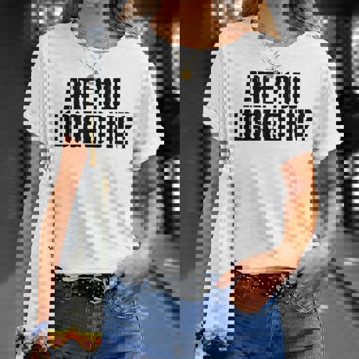 Are You Locked In モチベーションを高めるオールキャップブラックテキストデザイン Tシャツ 彼女への贈り物