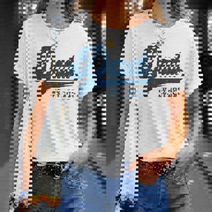 Dad Est 2025 Dad To Be New Dad Tシャツ 彼女への贈り物