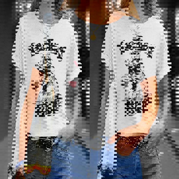 Feeling Feral アライグマ ミーム アルコール 飲酒 恋人 男性 女性 Tシャツ 彼女への贈り物