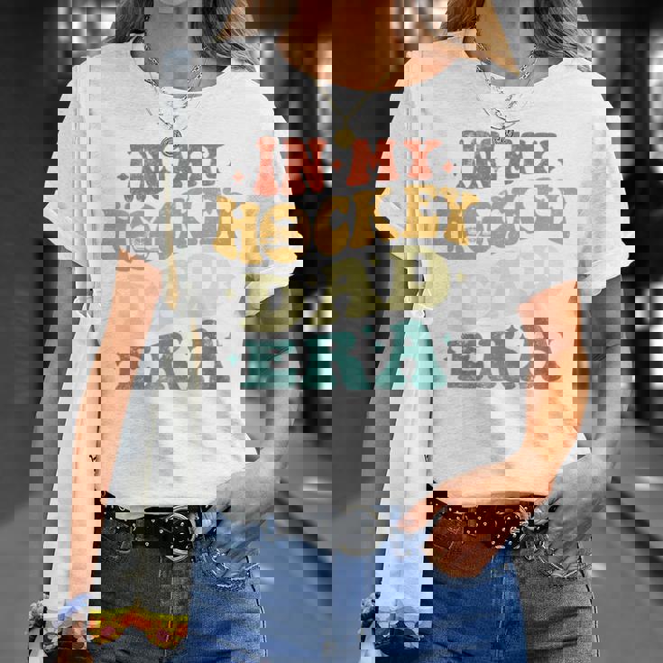 In My Hockey Dad Era ファニーホッケーお父さん ヴィンテージ 父の日 長袖tシャツ Tシャツ 彼女への贈り物